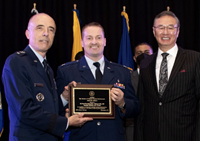 AMSUS 2024 - Raimondi accepts award