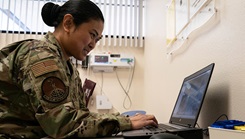 A women typing on a laptop computer