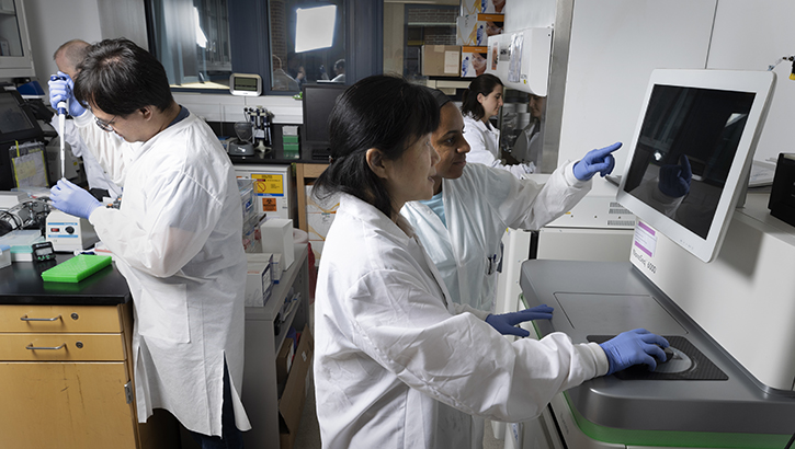 Image of Military medical personnel in laboratory.